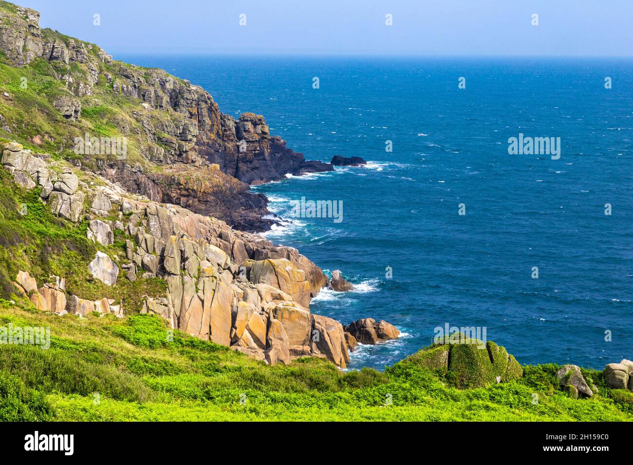 Scogliere e rocce della costa vicino a Tregiffian, Penwith Peninsula, Cornovaglia, Regno Unito Foto Stock