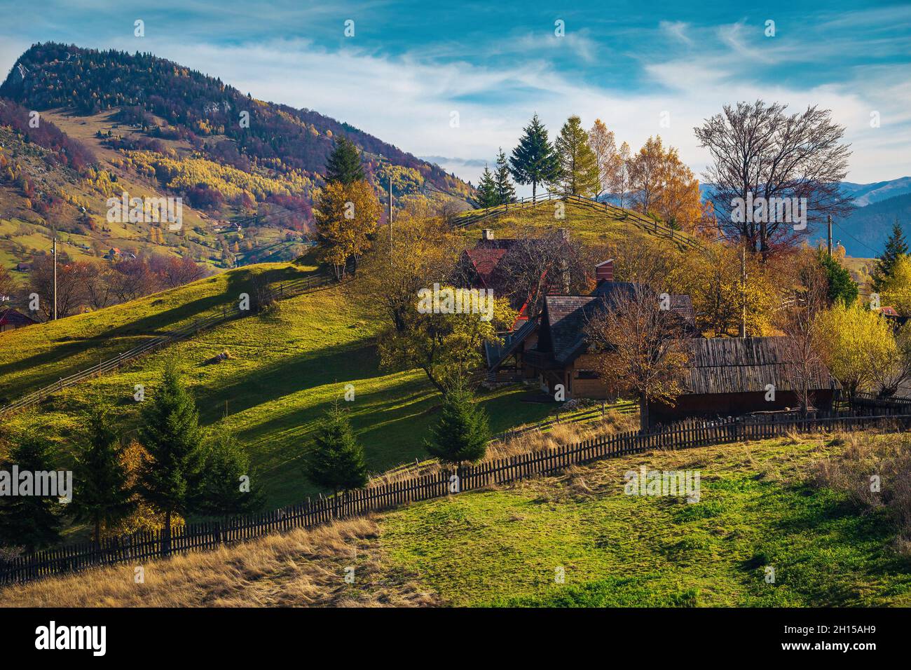 Bellissimo paesaggio autunnale e luogo rurale con vecchia fattoria in legno, Magura, Transilvania, Romania, Europa Foto Stock