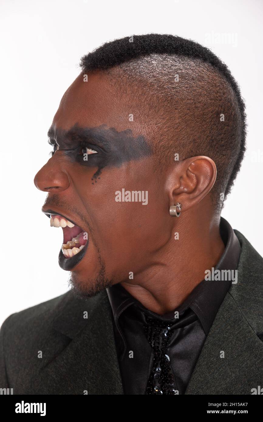 Ritratto di un giovane africano con lenti a contatto e trucco, stile gotico, testa metallica, Foto Stock