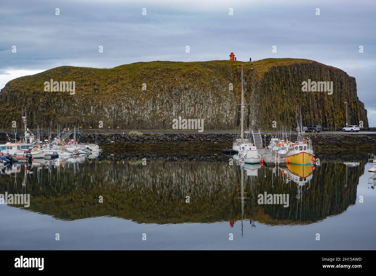 Stykkisholmur, Islanda: Porto del villaggio di pescatori sulla penisola di Snaefellsnes, con l'isola di Sugandisey e faro sullo sfondo. Foto Stock