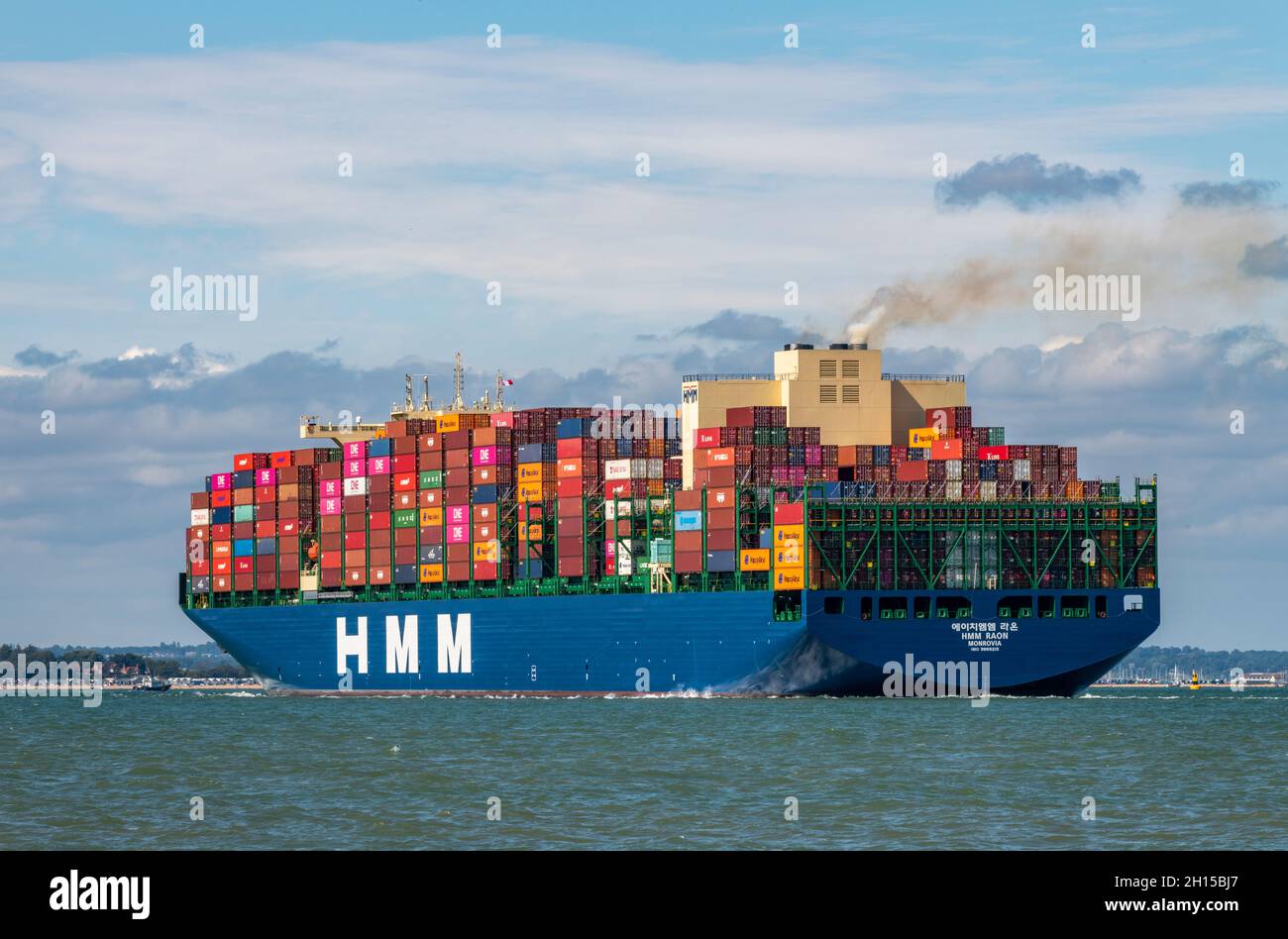 grande nave container che entra nel porto di southampton ormeggia nel canale solent thorn al largo dell'isola di wight uk. nave container massiccia. importazioni. Foto Stock