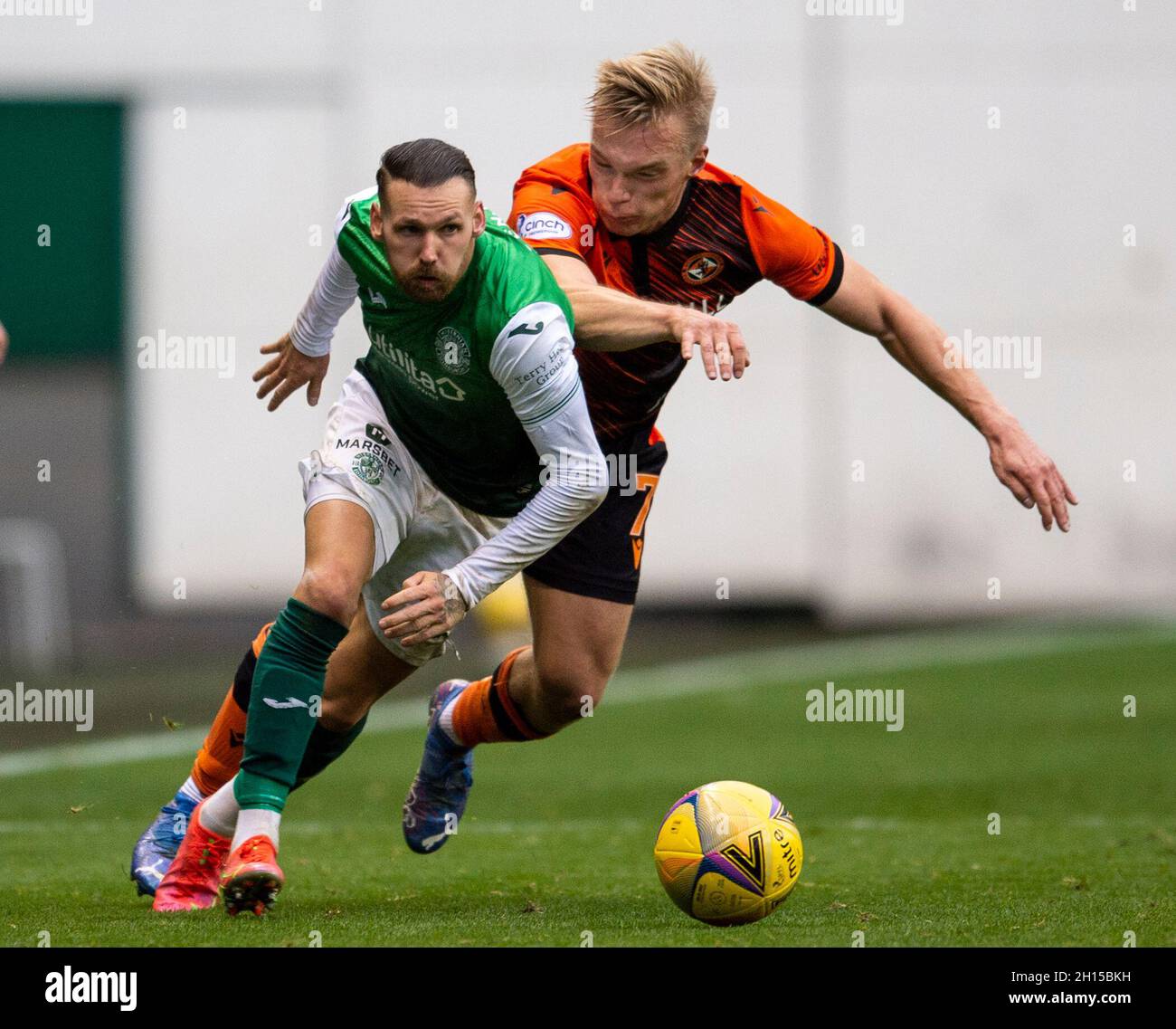 Edimburgo, Regno Unito. 16 ottobre 2021. Cinch Premiership - Hibernian v Dundee Utd 16/10/2021. L'Hibernian ospita il Dundee Utd nella premiership cinch all'Easter Road Stadium di Edimburgo, Midlothian, Regno Unito. Spettacoli di PIC: Il cantante HibsÕ, Martin Boyle, si allontana dal centrocampista finlandese di Dundee Utd, Ilmari Niskanen. Credit: Ian Jacobs/Alamy Live News Foto Stock