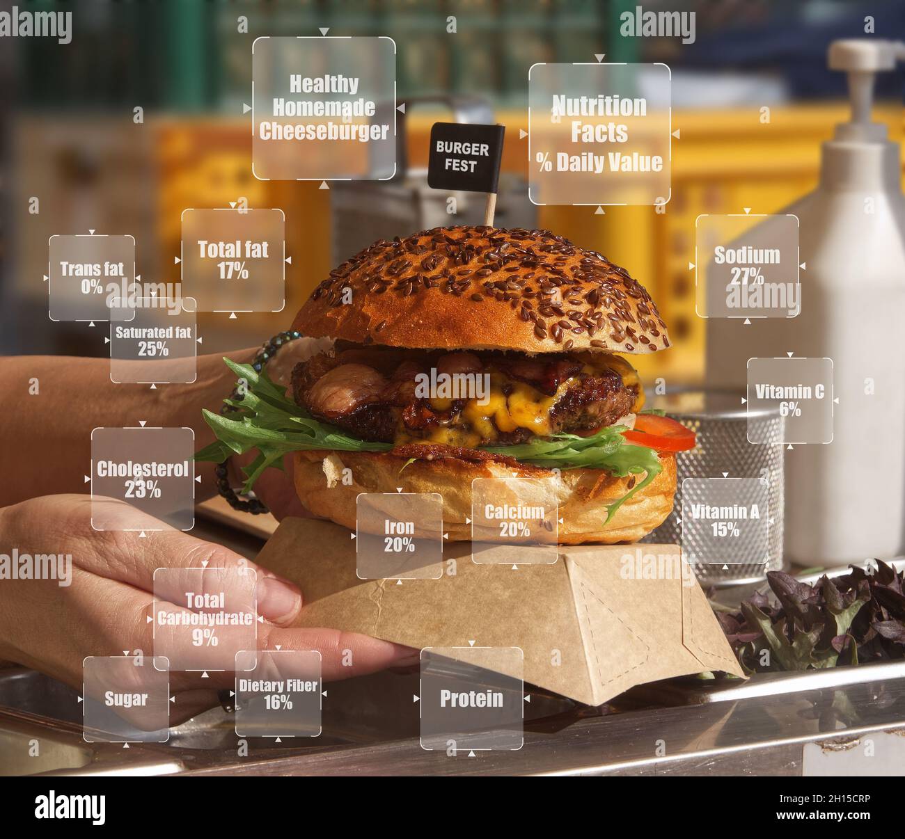 La degustazione di cibi fatti in casa ti aiuta a controllare il contenuto di grassi, sodio e calorie. La donna prende la scatola dell'hamburger e la consegna al cliente. Cagna Foto Stock