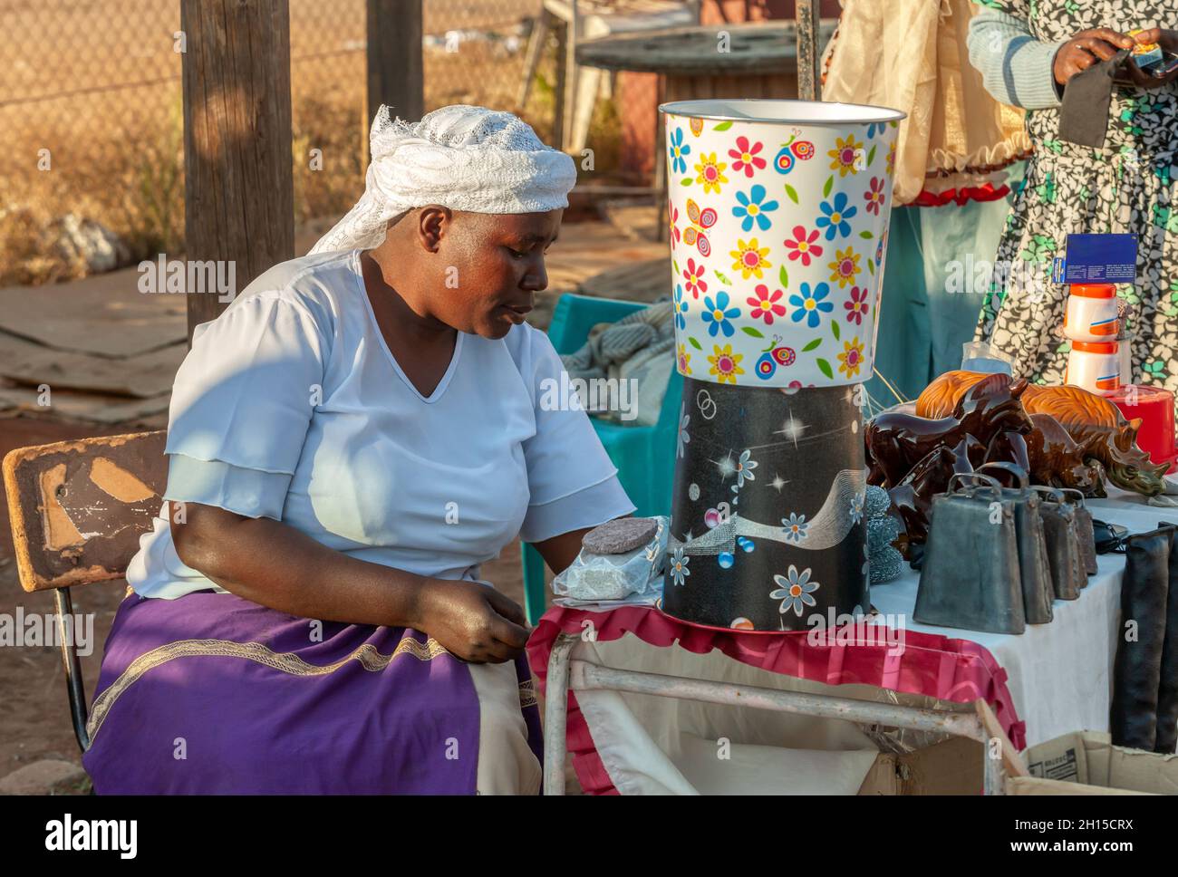 Venditori di strada africani, donna zezuru, sulla strada che vende arte africana Foto Stock