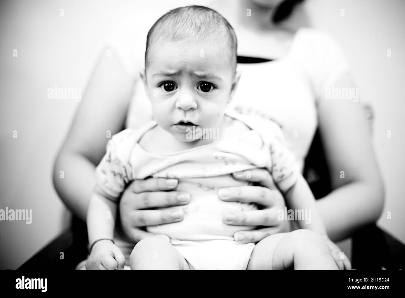 Parte della serie Hush Ñ un progetto che mappa le varie storie di un gruppo di donne palestinesi, Ognuno dei quali Ñ per un motivo o Ñ è diventato una vittima di violenza di genere e di conseguenza è stato posto in un rifugio o in una cosiddetta casa sicura... ÒI era infelice nel mio matrimonio. Era un matrimonio forzato e avevo solo sedici anni. Ho deciso di rimanere incinta dall'uomo che amavo veramente. Volevo almeno un pezzo di quello che amavo. Ho trascorso tutta la mia gravidanza in prigione. Il mio amante vide il suo bambino solo una volta a Court.Ó - Haneen. Foto Stock