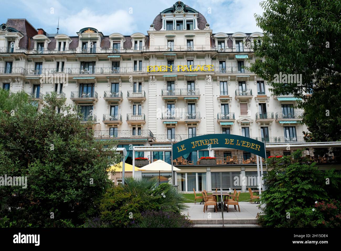 Montreux, Svizzera - 3 luglio 2021. Eden Palace e giardino sulla riva del lago Leman, Montreux Riviera, Svizzera Foto Stock