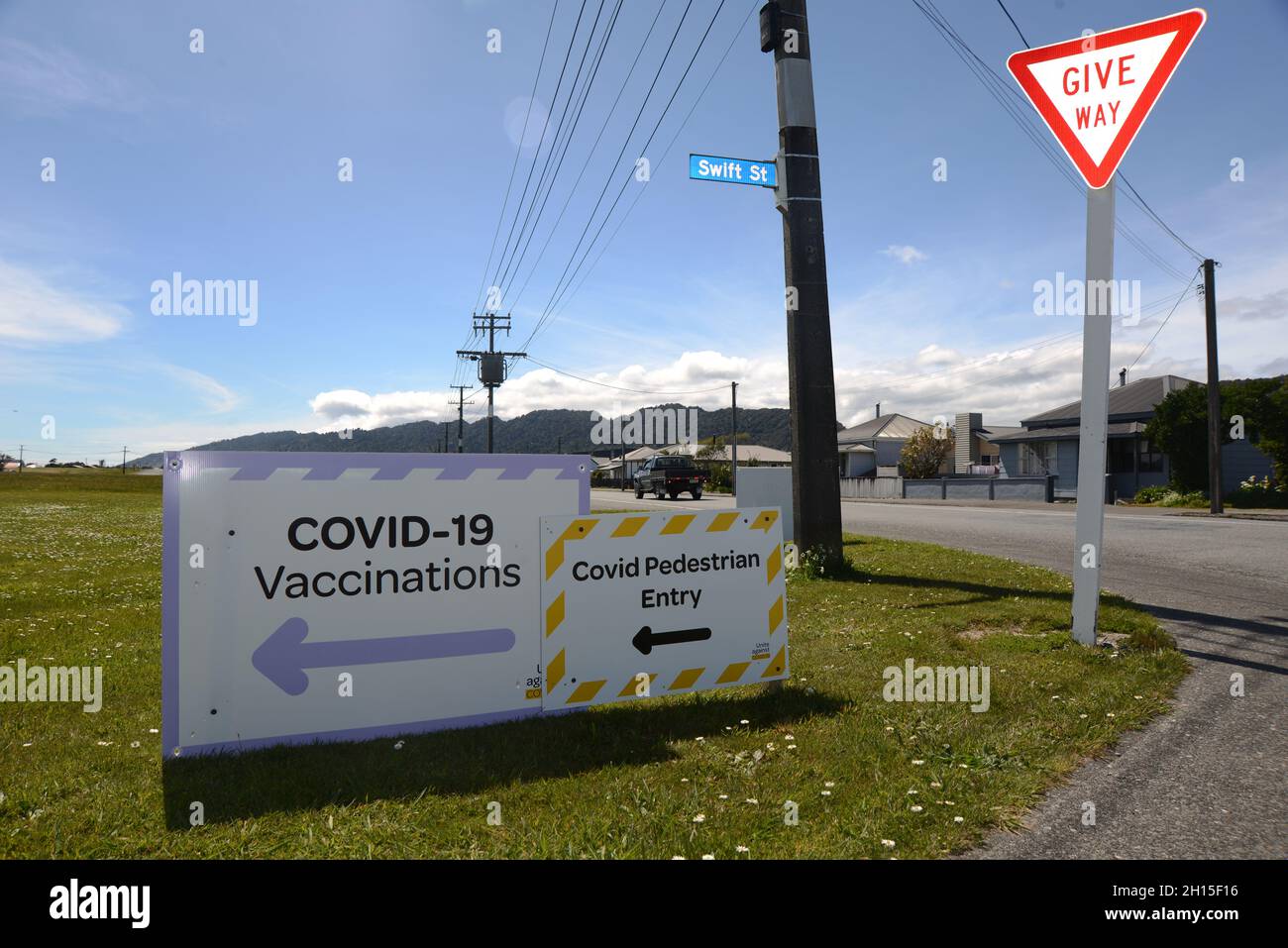 GREYMOUTH, NUOVA ZELANDA, 16 OTTOBRE 2021: La segnaletica dirige la gente a Greymouth all'aeroporto locale dove il reparto di salute ha stabilito le facoltà per le vaccinazioni di massa il Super Sabato. 130,000 sono stati vaccinati a livello nazionale. Foto Stock