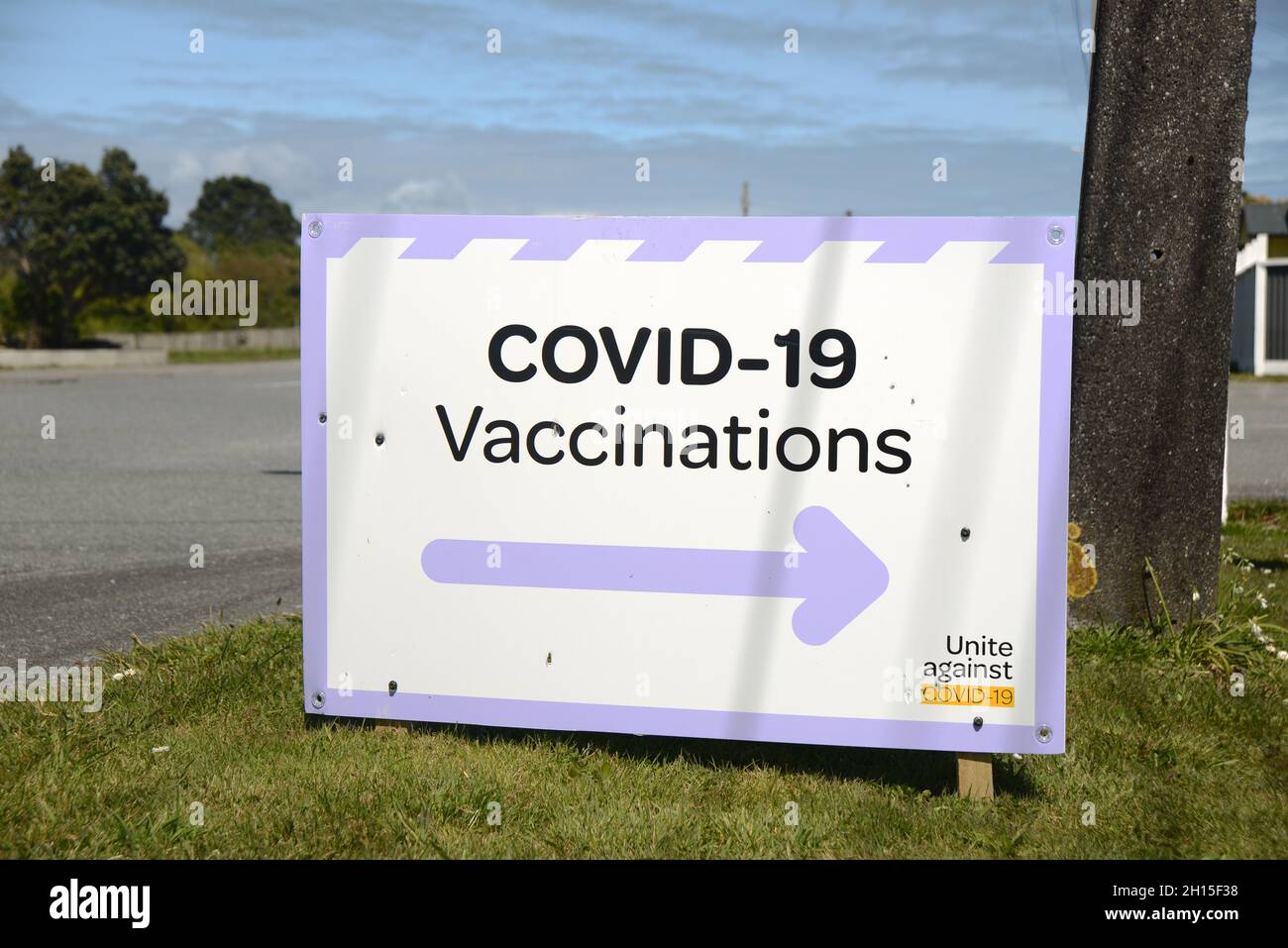 GREYMOUTH, NUOVA ZELANDA, 16 OTTOBRE 2021: La segnaletica dirige la gente a Greymouth all'aeroporto locale dove il reparto di salute ha stabilito le facoltà per le vaccinazioni di massa il Super Sabato. 130,000 sono stati vaccinati a livello nazionale. Foto Stock