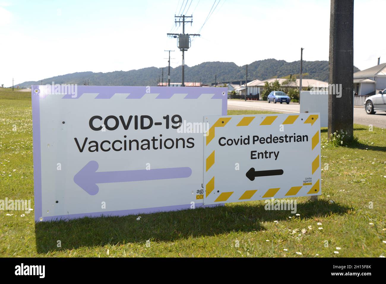 GREYMOUTH, NUOVA ZELANDA, 16 OTTOBRE 2021: La segnaletica dirige la gente a Greymouth all'aeroporto locale dove il reparto di salute ha stabilito le facoltà per le vaccinazioni di massa il Super Sabato. 130,000 sono stati vaccinati a livello nazionale. Foto Stock