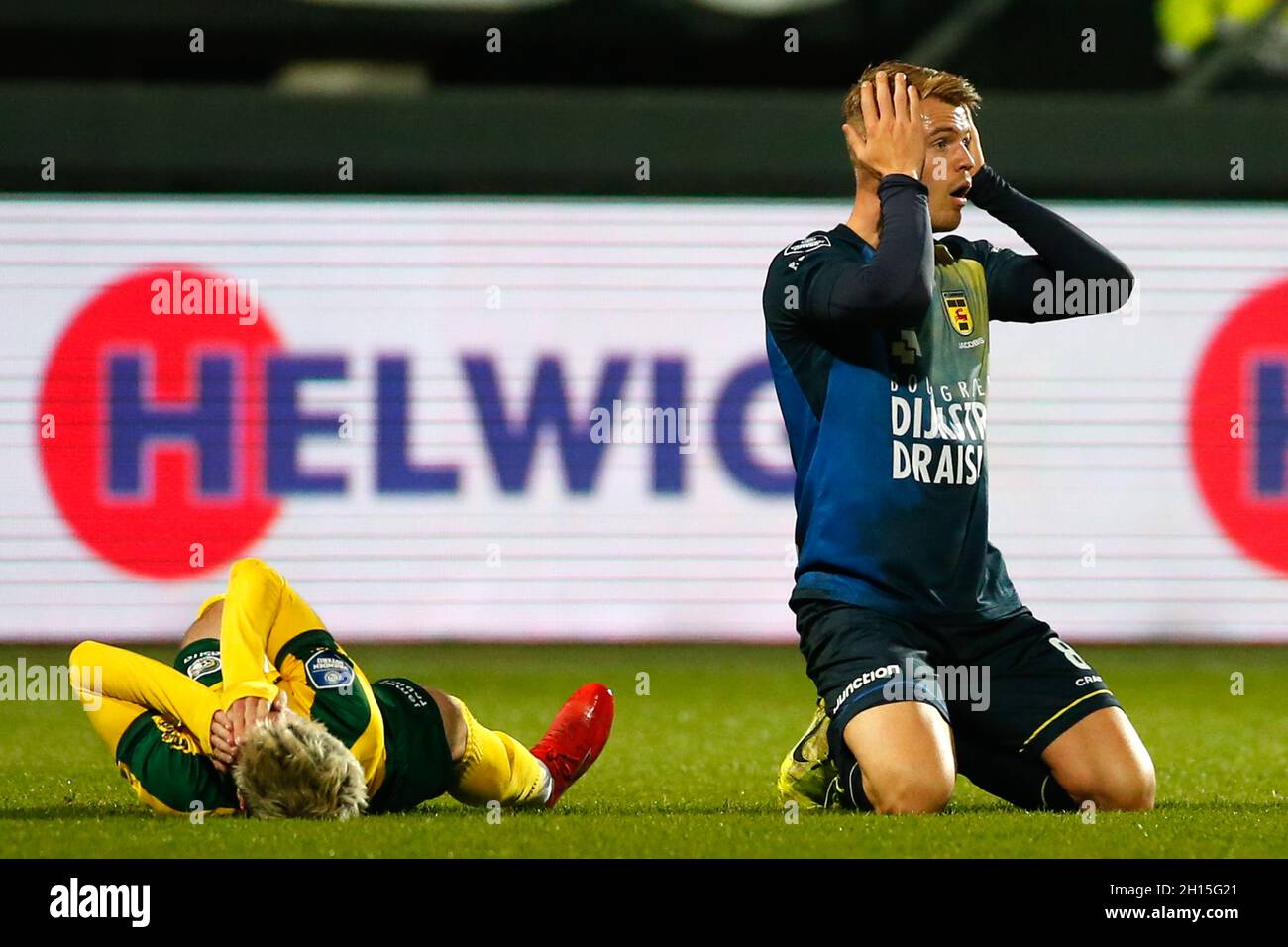 SITTARD, PAESI BASSI - OTTOBRE 16: Jamie Jacobs di SC Cambuur, George Cox di Fortuna Sittard durante la partita olandese Eredivie tra Fortuna Sittard e SC Cambuur a Fortuna Sittard Stadion il 16 Ottobre 2021 a Sittard, Paesi Bassi (Foto di Henk Jan Dijks/Orange Pictures) Foto Stock