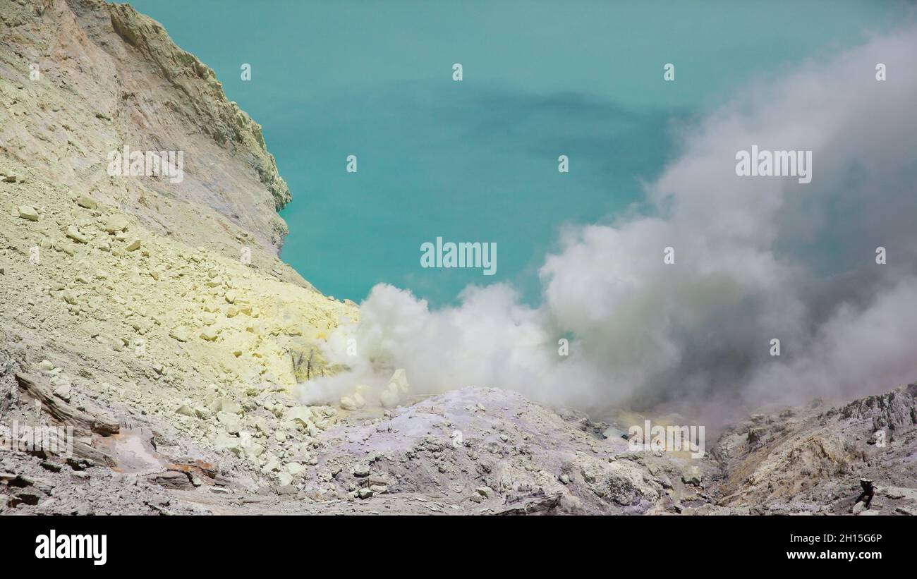 Vulcano Ijen. Cratere di un vulcano con un verde lago vulcanico solforico e fumo vulcanico. Vista sul vulcano fumatori Kawah Ijen in Indonesia. Mountai Foto Stock