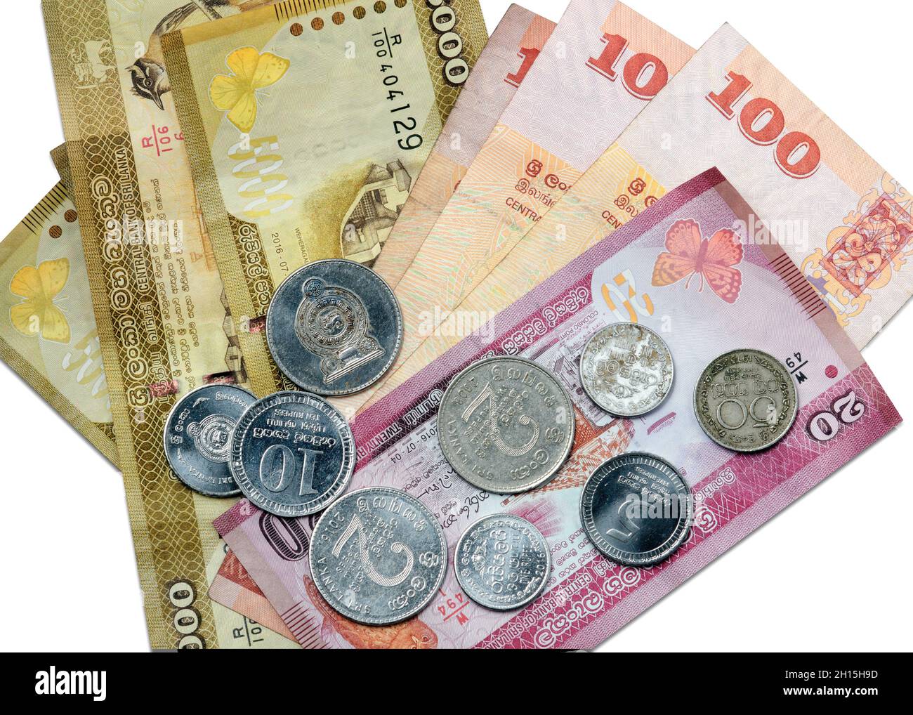 Banconote e monete in ordine casuale. Dettaglio. Primo piano. Su sfondo bianco. Foto Stock