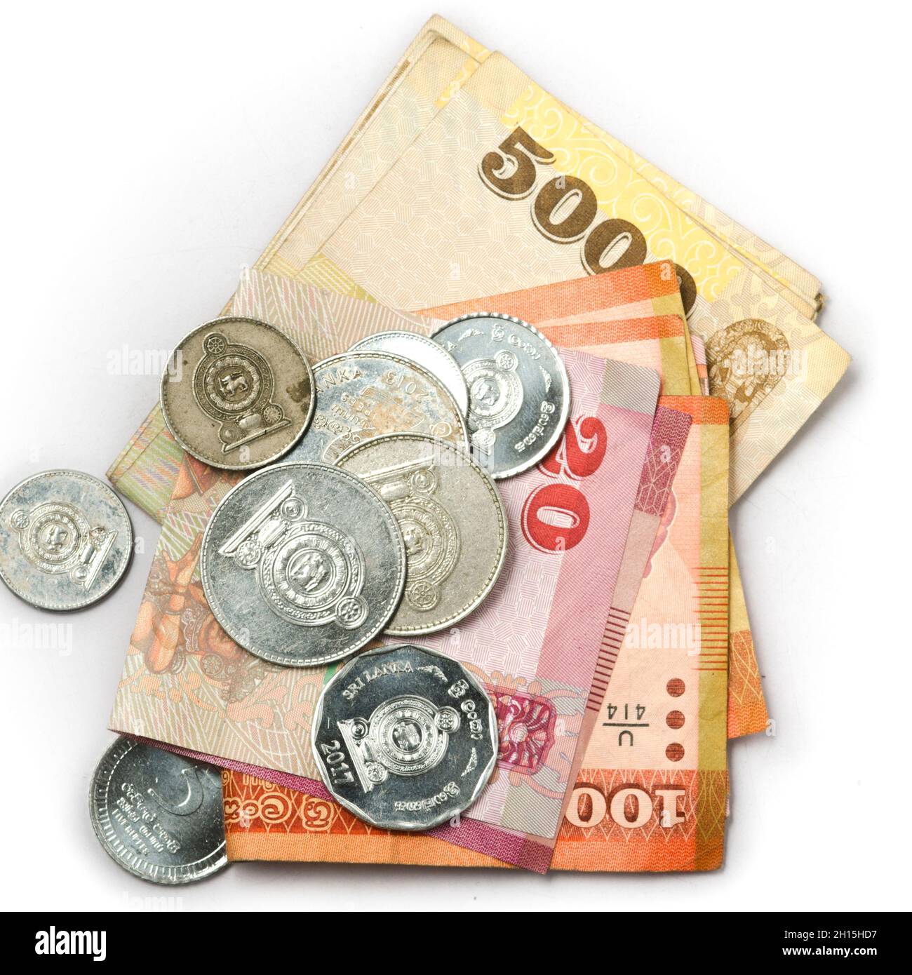 Banconote, contanti, monete su sfondo bianco. Foto Stock
