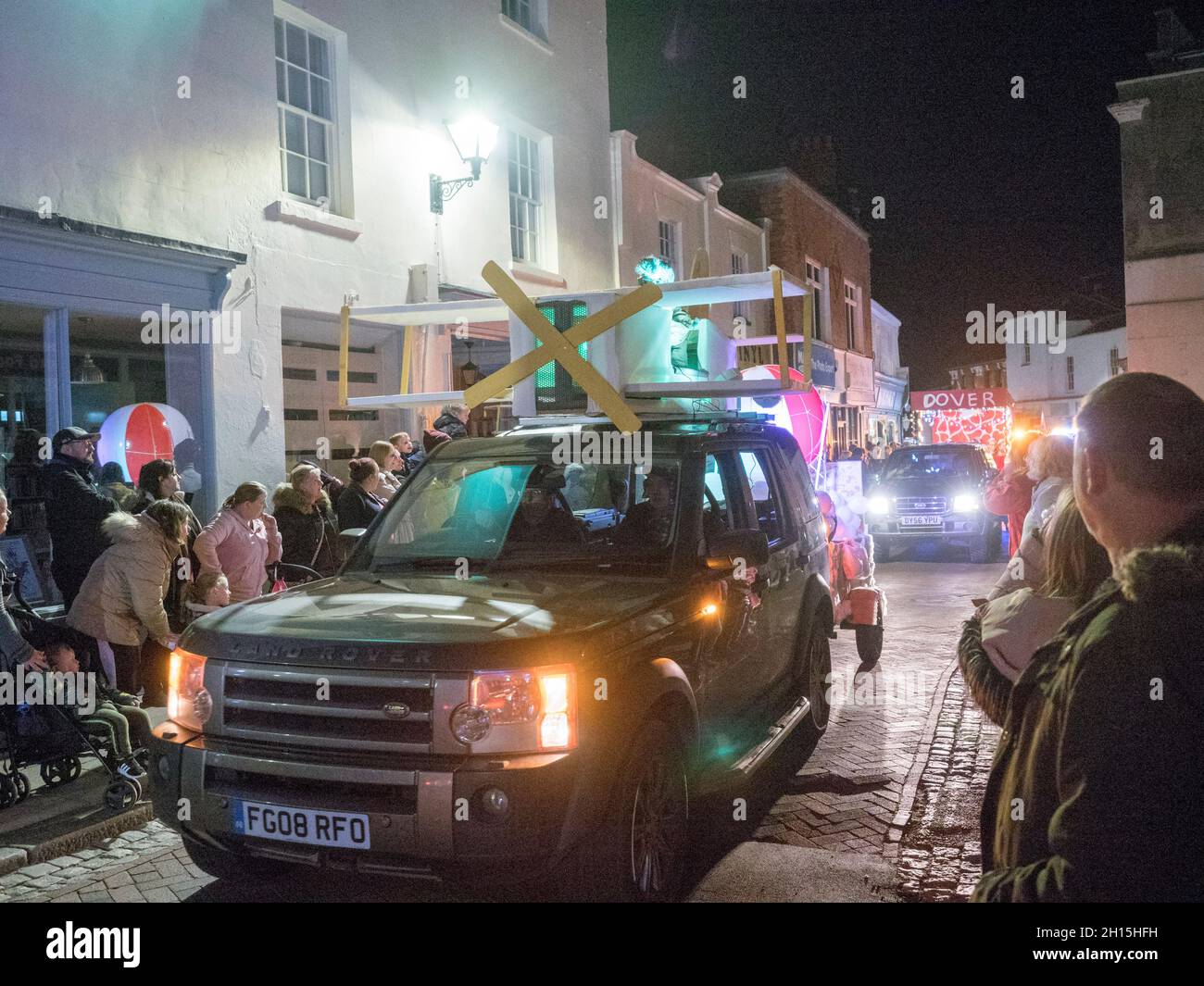 Faversham, Kent, Regno Unito. 16 ottobre 2021. Migliaia di persone si sono rivelate a guardare la sfilata Faversham Carnival / Lights questa sera a Faversham, Kent. Credit: James Bell/Alamy Live News Foto Stock