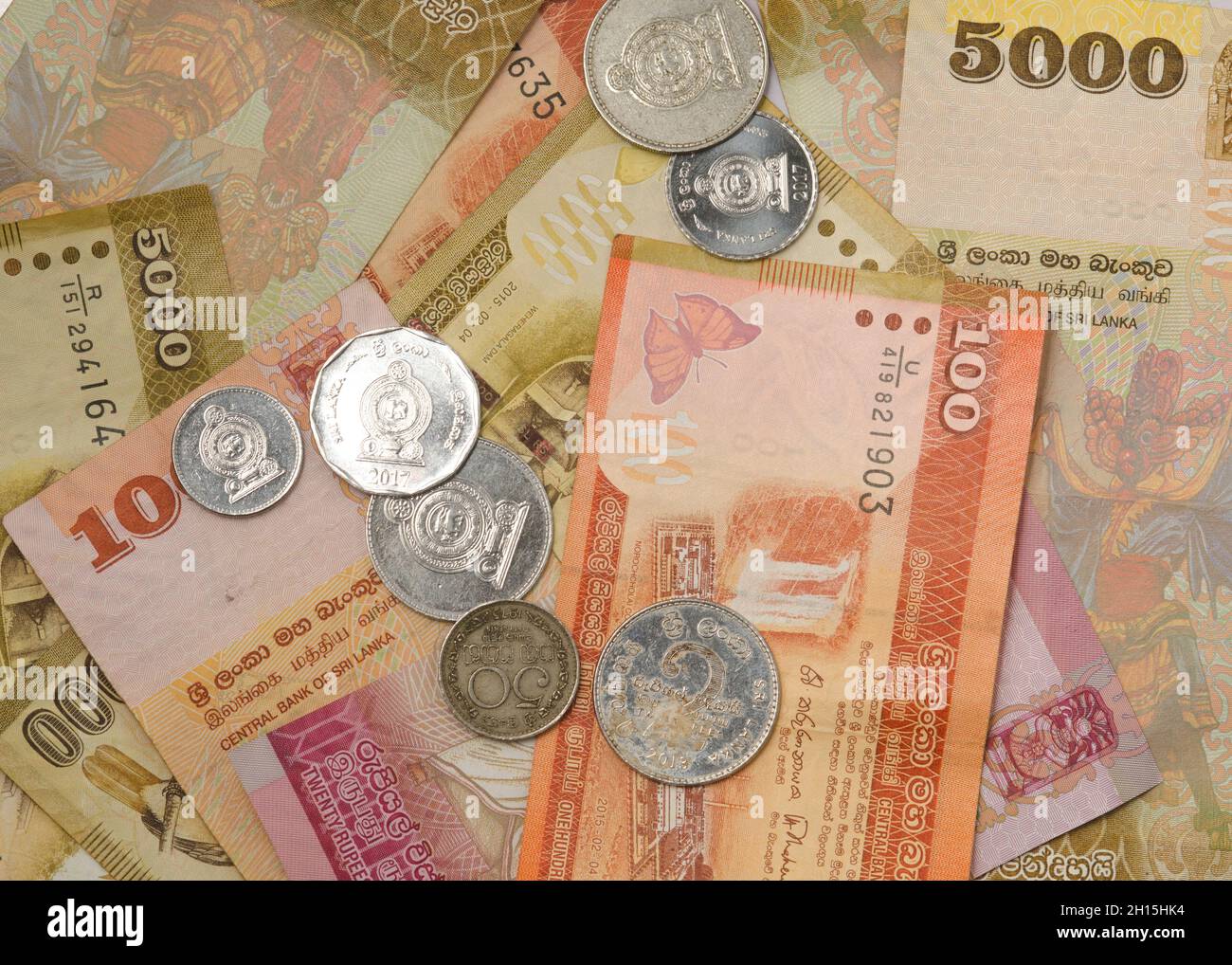 Banconote e centesimi dello Sri Lanka su fondo bianco isolato. Primo piano Foto Stock