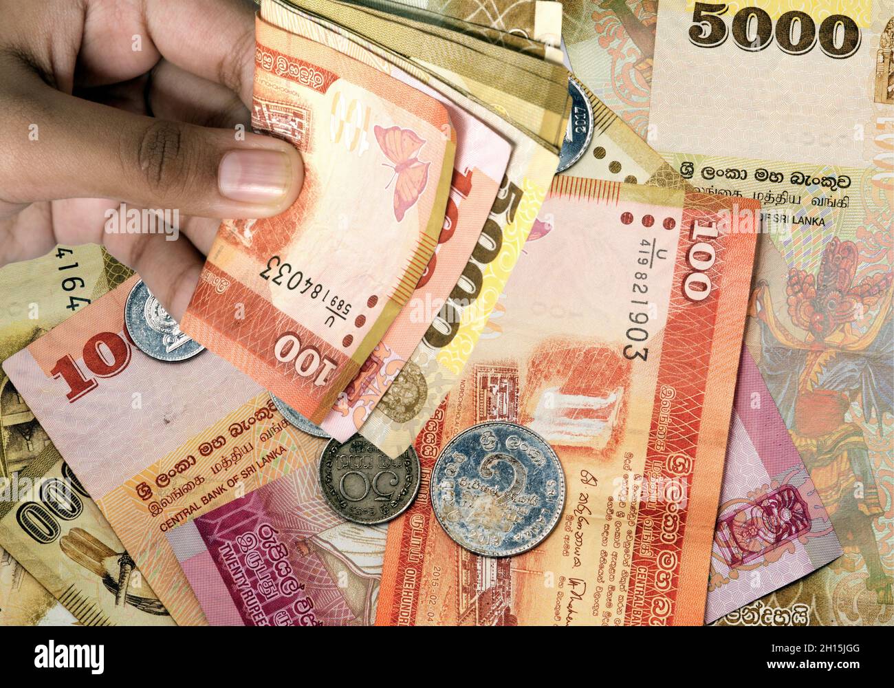 Sri Lanka Cash, denaro, banconote in mano. Primo piano. Idea concettuale; Business e finanza. Foto Stock