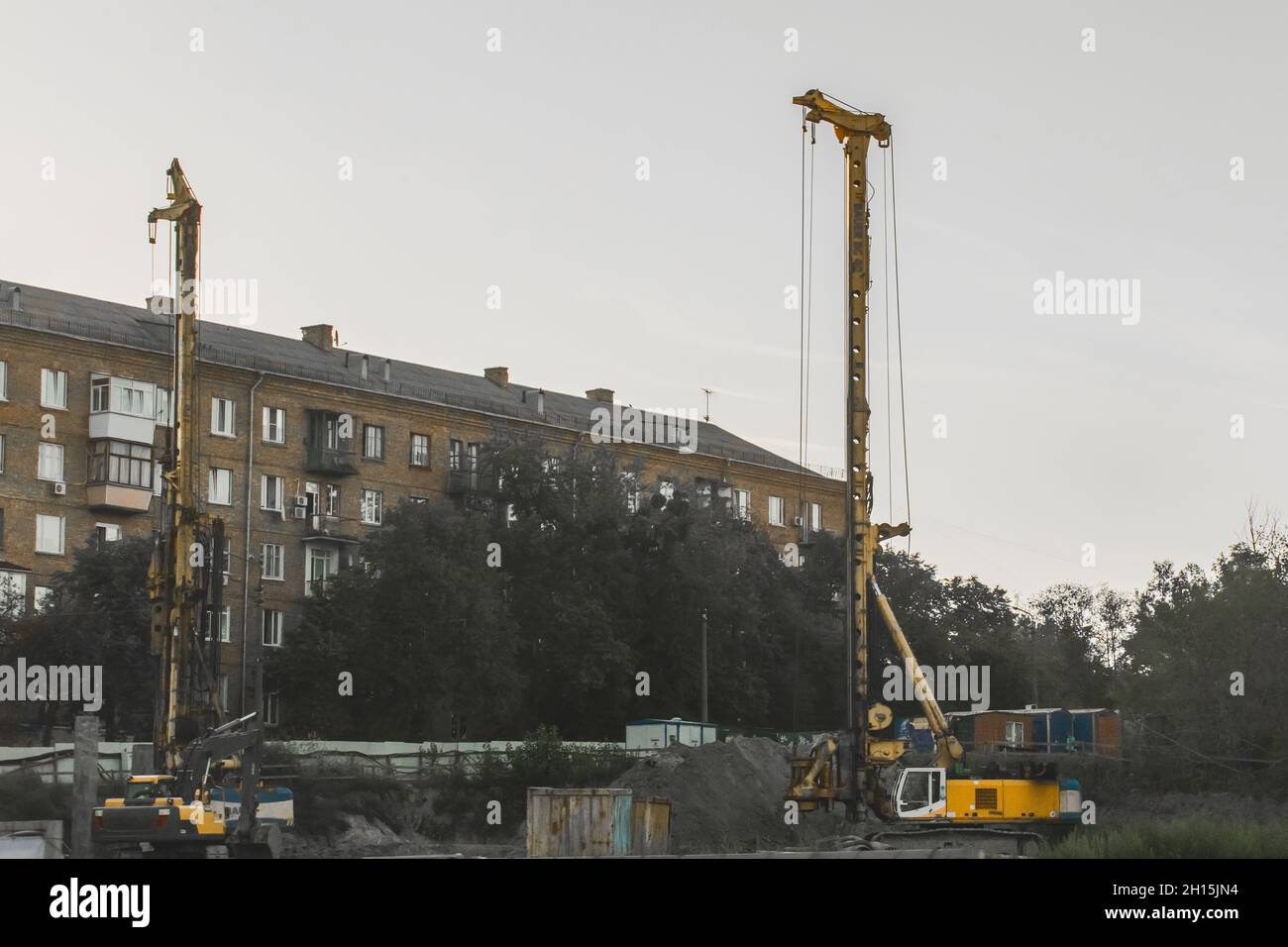 Attrezzature industriali pesanti per la perforazione di pozzi e pozzi in cantiere. Foto Stock