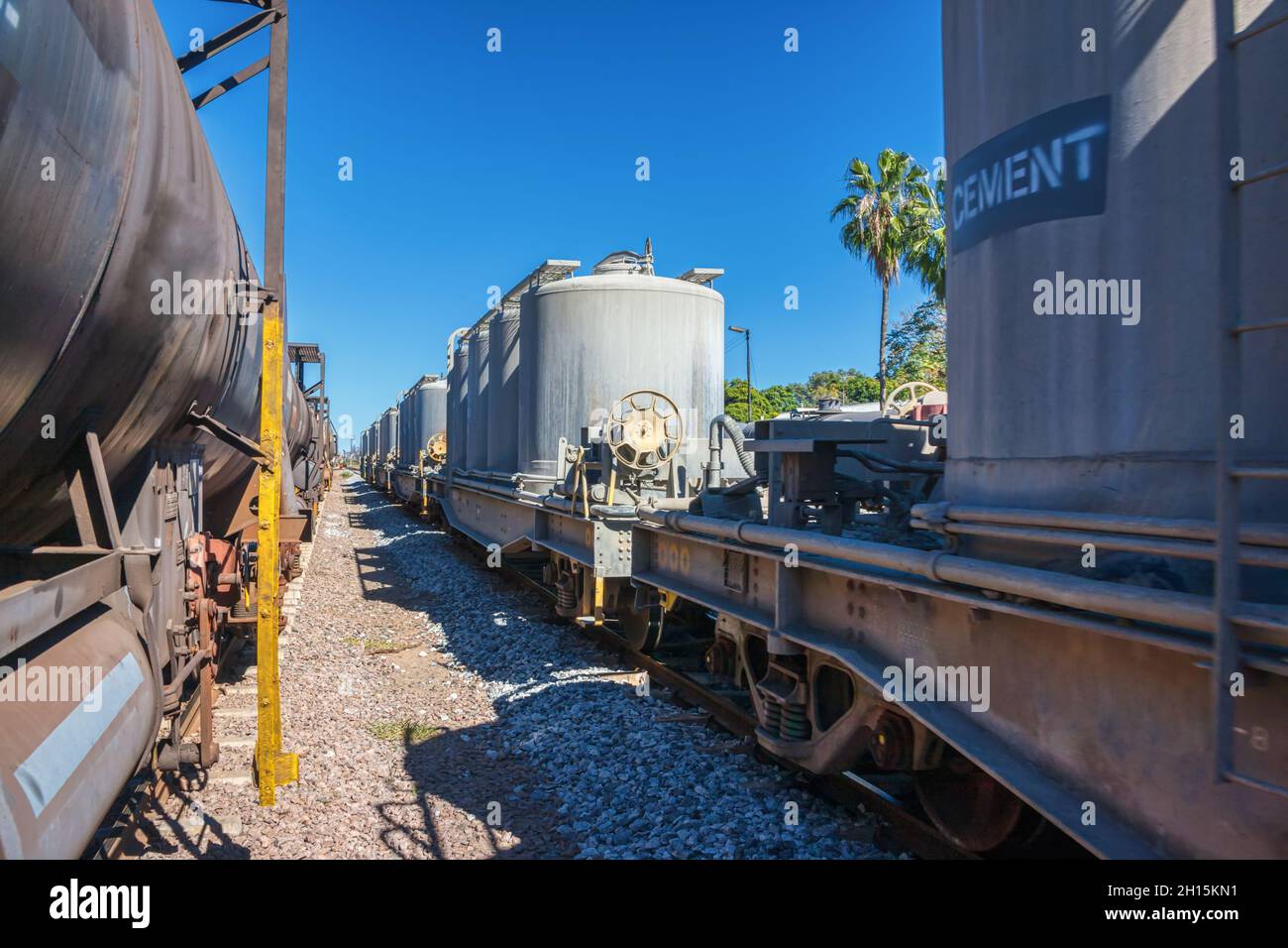 Treno carro cisterna per le merci, parcheggiato nella stazione ferroviaria e locomotiva Foto Stock