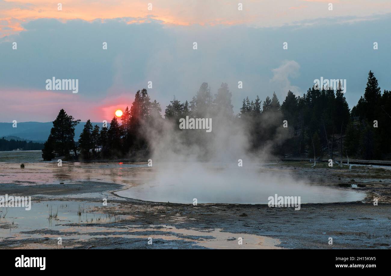 Tramonto al Lower Geyser Basin, parco nazionale di Yellowstone, Wyoming Foto Stock