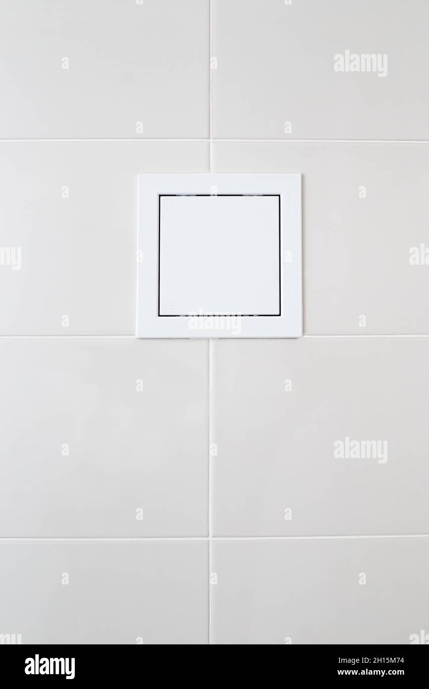 tetto in plastica bianca con contatori d'acqua su piastrelle bianche sulla parete del bagno. Foto Stock