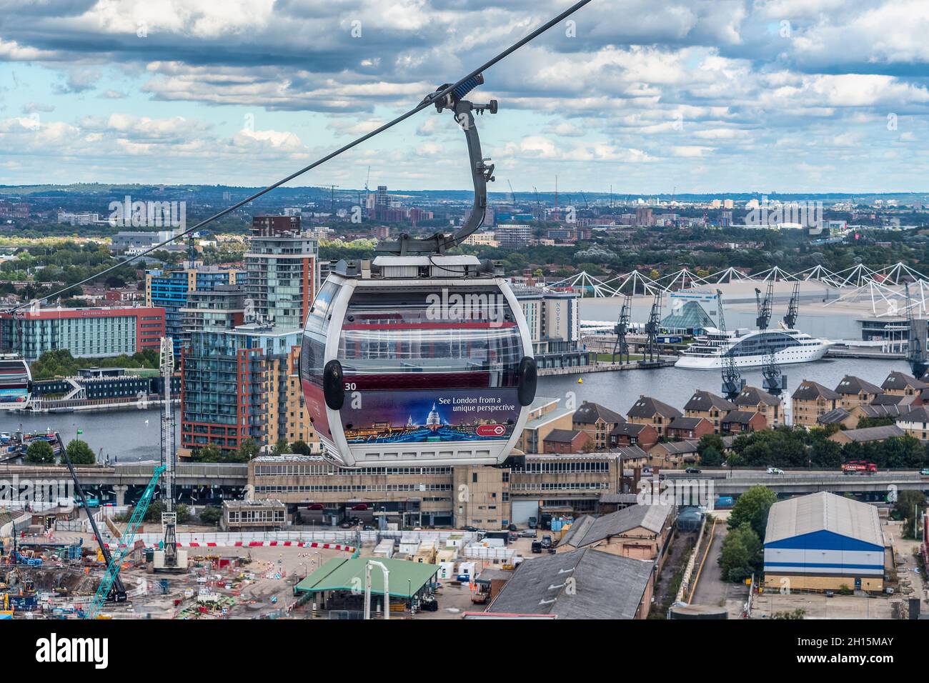 LONDRA, REGNO UNITO - 27 SETTEMBRE 2021: Funivia Emirates Air Line a Londra che attraversa il Tamigi Foto Stock