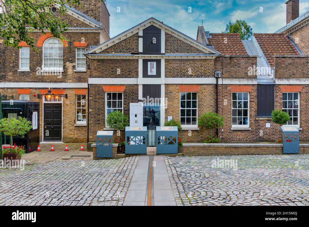 LONDRA, REGNO UNITO - 27 SETTEMBRE 2021: La linea prime Meridian all'Osservatorio di Greenwich. La linea dove l'Est incontra l'Ovest Foto Stock