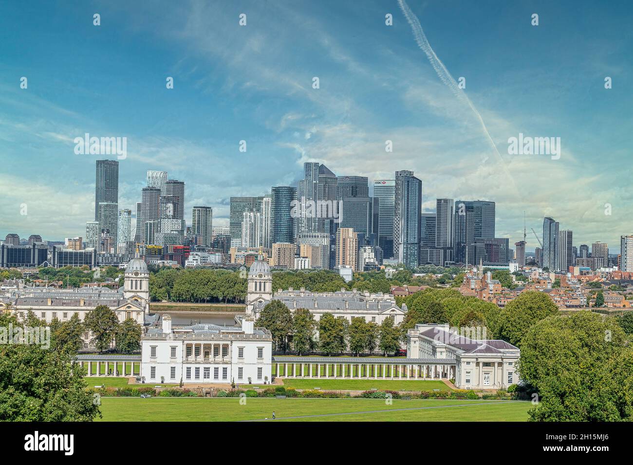 LONDRA, REGNO UNITO - 27 SETTEMBRE 2021: Queens House e Greenwich Maritime Museum con Canary Wharf nello skyline Foto Stock