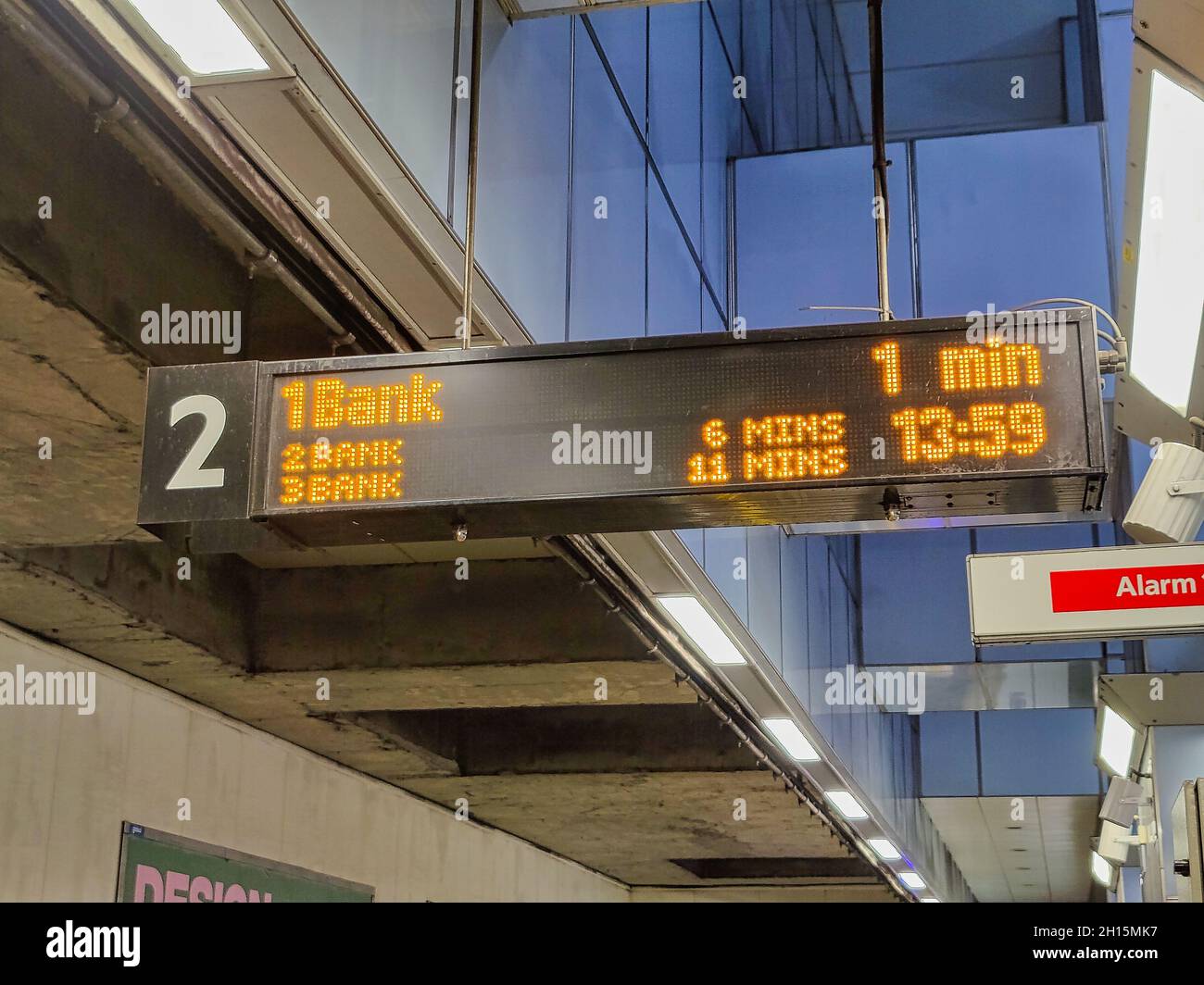 LONDRA, REGNO UNITO - 27 SETTEMBRE 2021: Segnale della piattaforma della stazione a matrice di punti che mostra la destinazione come Banca sulla ferrovia leggera Docklands Foto Stock