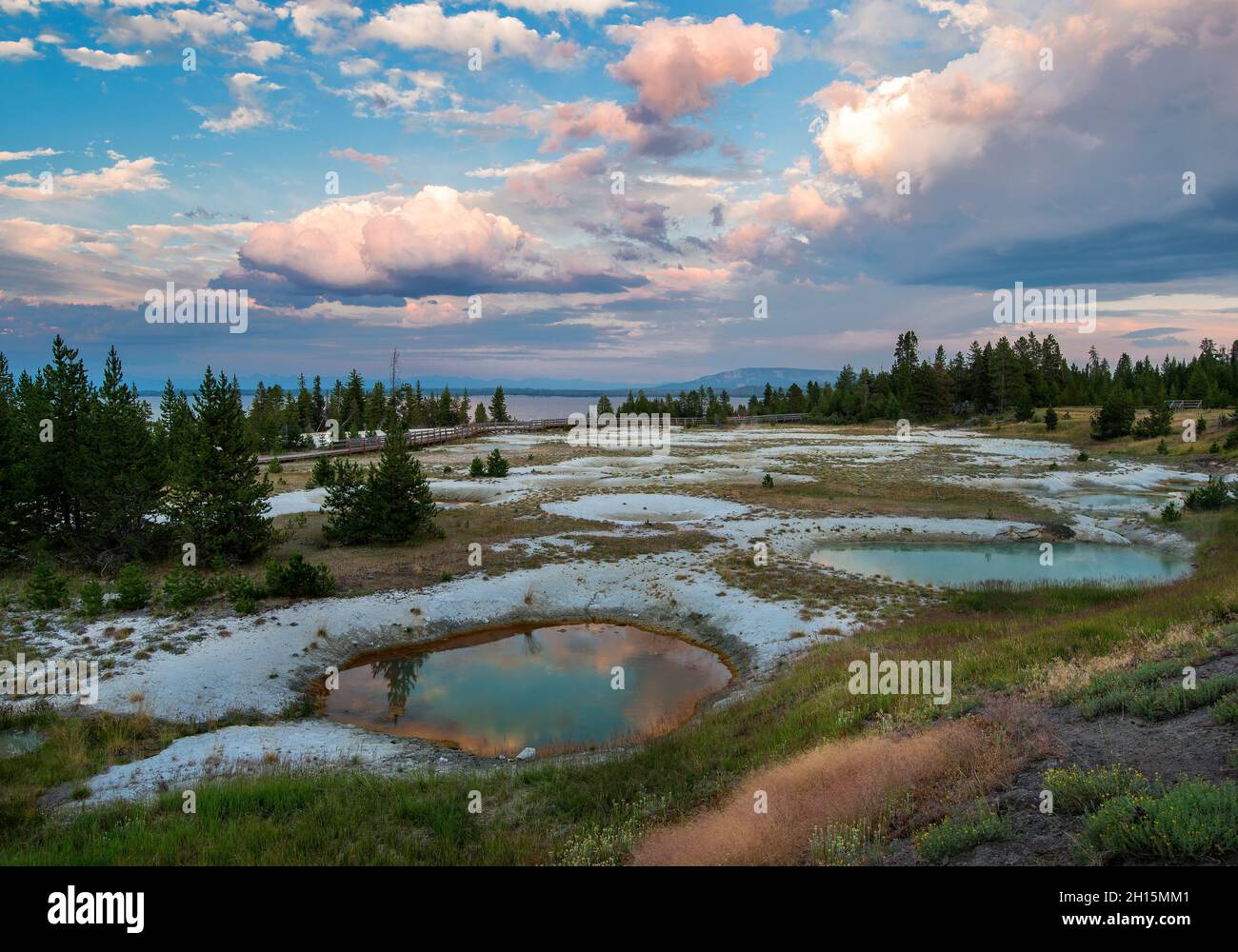 Tramonto sul West Thumb Geyser Basin, parco nazionale di Yellowstone, Wyoming Foto Stock