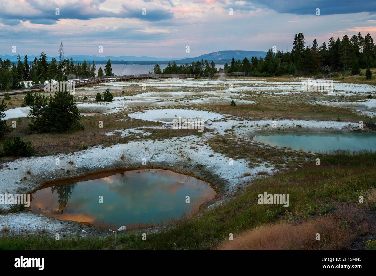 Tramonto sul West Thumb Geyser Basin, parco nazionale di Yellowstone, Wyoming Foto Stock