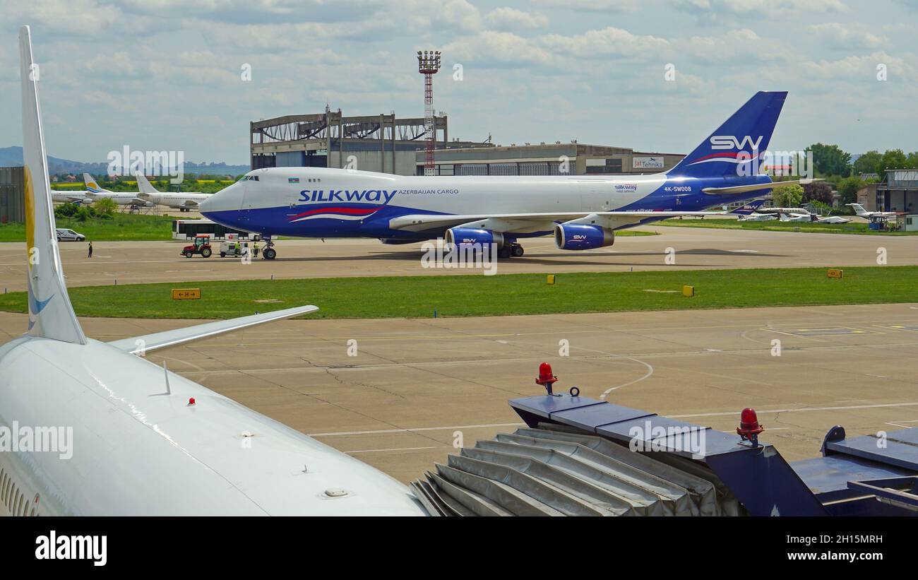 Belgrado, Serbia - 1 maggio 2015: Silkway Azerbaijan jumbo jet aeroplano Boeing 747 all'aeroporto Nikola Tesla, Surcin. Foto Stock
