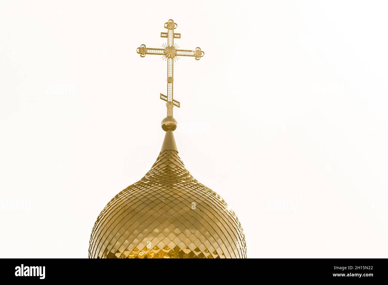 Cupola dorata della chiesa con architettura religiosa a croce contro il cielo. Foto Stock