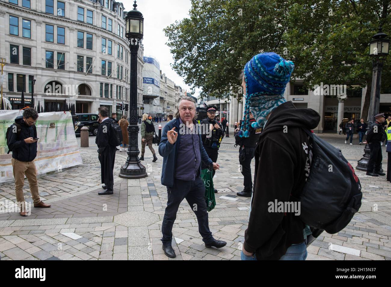 Londra, Regno Unito. 15 ottobre 2021. Gli ex attivisti di Occupy London tengono una riunione fuori dalla Cattedrale di St Paul per celebrare il 10° anniversario dell'inizio del movimento. Occupy London faceva parte di un movimento internazionale Occupy per la giustizia sociale e un campo di protesta Occupy London è stato istituito accanto alla Cattedrale di St Paul il 15 ottobre 2011 in solidarietà con le proteste Occupy Wall Street a New York. Credit: Mark Kerrison/Alamy Live News Foto Stock