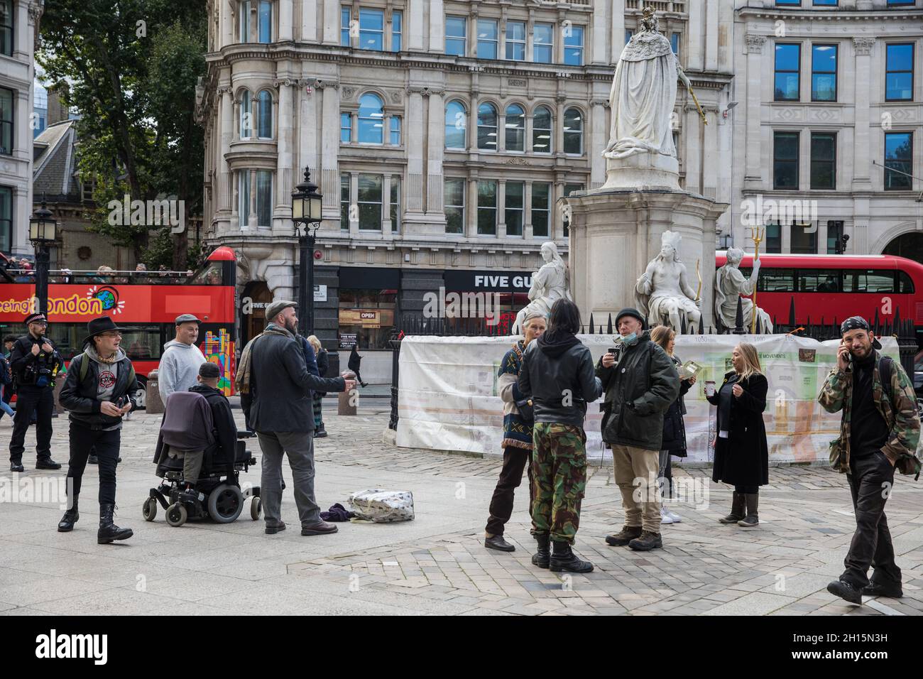 Londra, Regno Unito. 15 ottobre 2021. Gli ex attivisti di Occupy London tengono una riunione fuori dalla Cattedrale di St Paul per celebrare il 10° anniversario dell'inizio del movimento. Occupy London faceva parte di un movimento internazionale Occupy per la giustizia sociale e un campo di protesta Occupy London è stato istituito accanto alla Cattedrale di St Paul il 15 ottobre 2011 in solidarietà con le proteste Occupy Wall Street a New York. Credit: Mark Kerrison/Alamy Live News Foto Stock