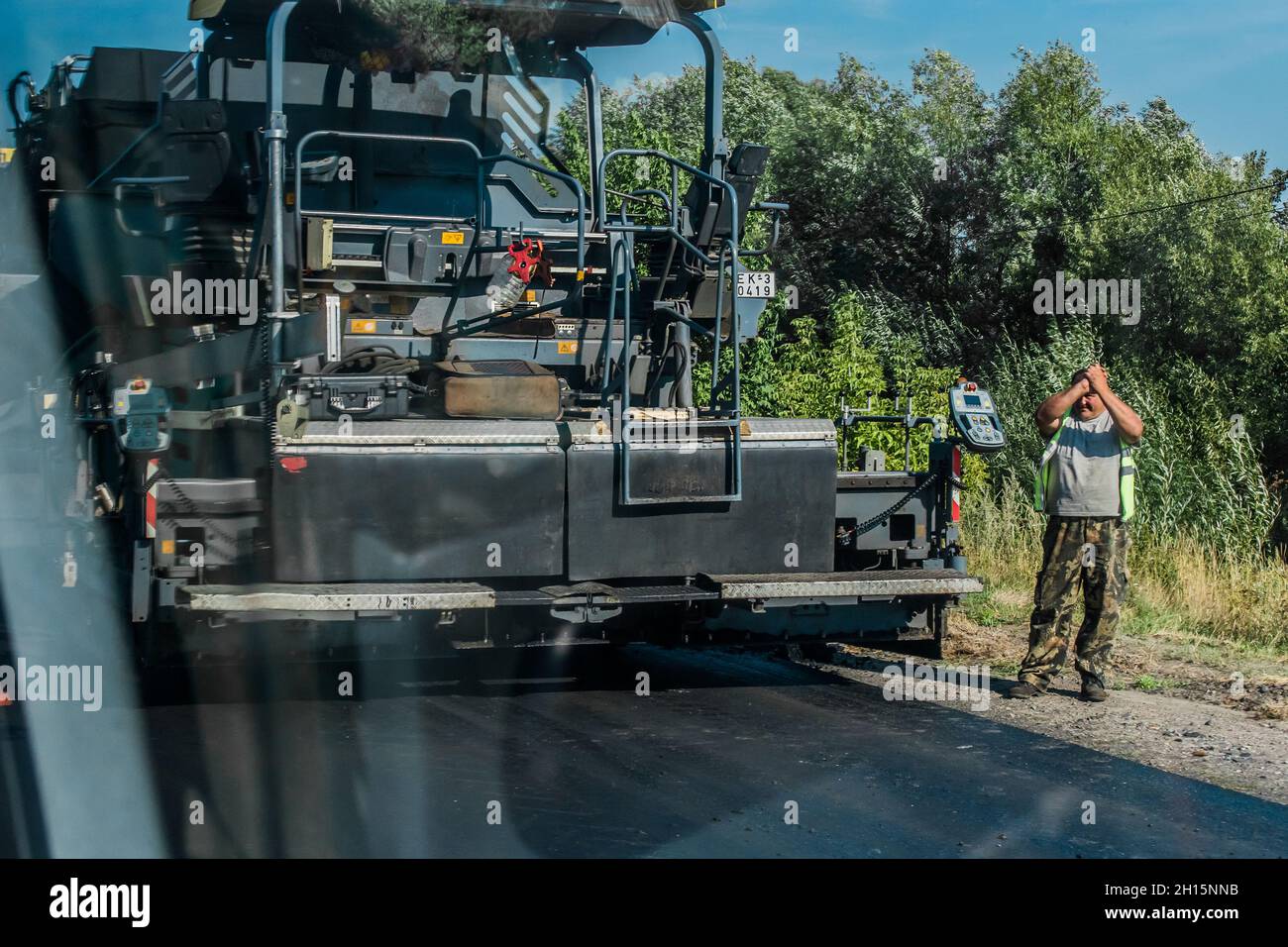 Ucraina, regione di Kiev - 02 settembre 2020: Attrezzature industriali per la posa di asfalto, lavori di costruzione di strade. Foto Stock