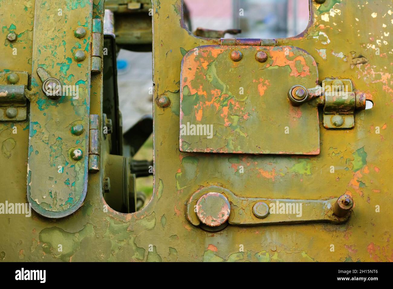 Foto di una vecchia e arrugginita piastra di superficie corazzata con parti  meccaniche Foto stock - Alamy