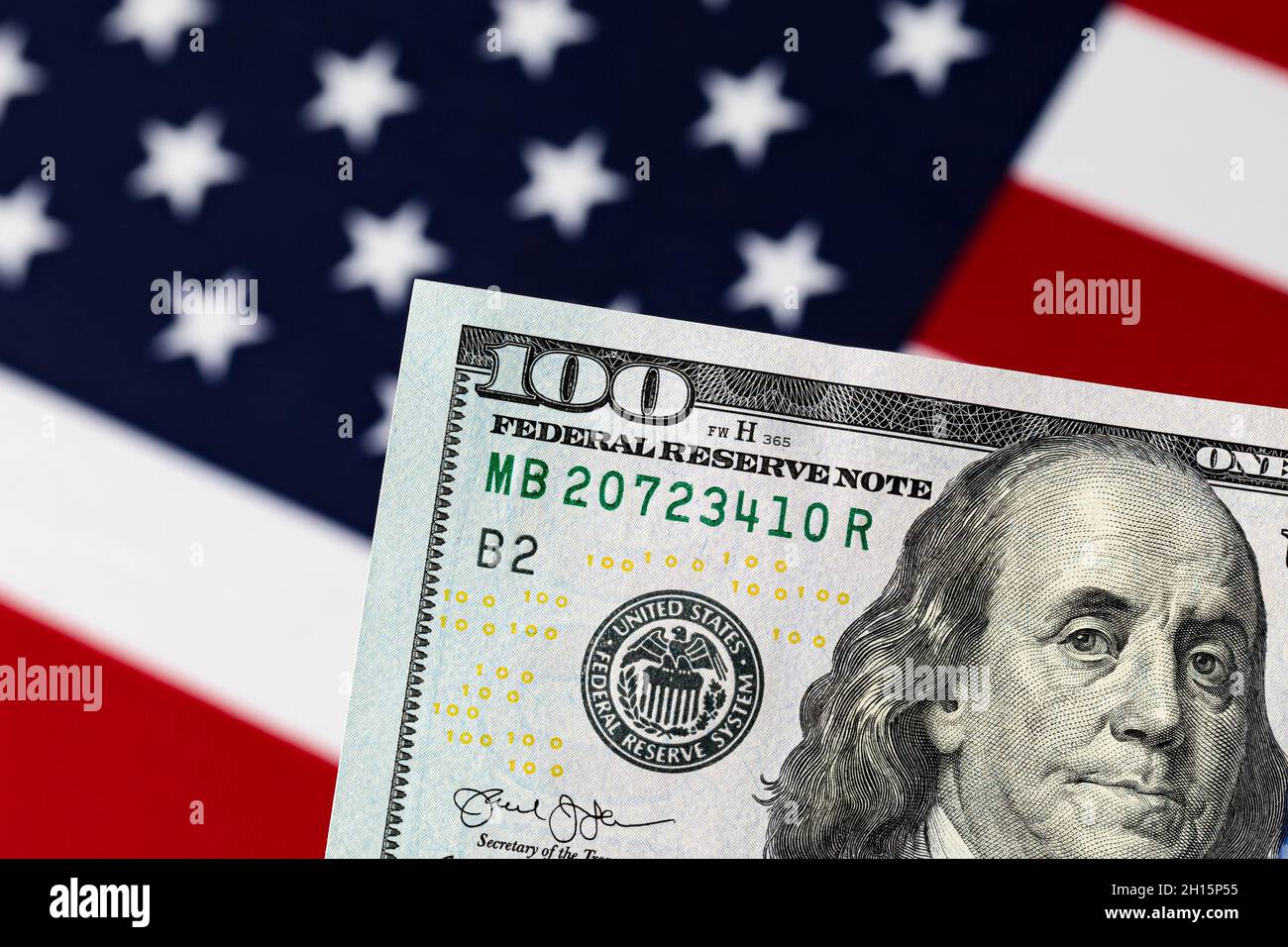 100 dollari con bandiera americana. Tetto del debito, mercato azionario e concetto finanziario. Foto Stock