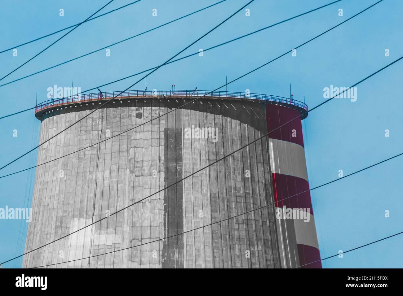 Torre di raffreddamento del serbatoio di raffreddamento industriale dell'impianto o della centrale termica. Foto Stock