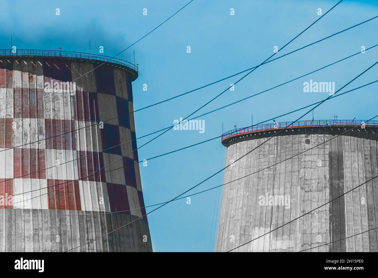 Torre di raffreddamento del serbatoio di raffreddamento industriale dell'impianto o della centrale termica. Foto Stock