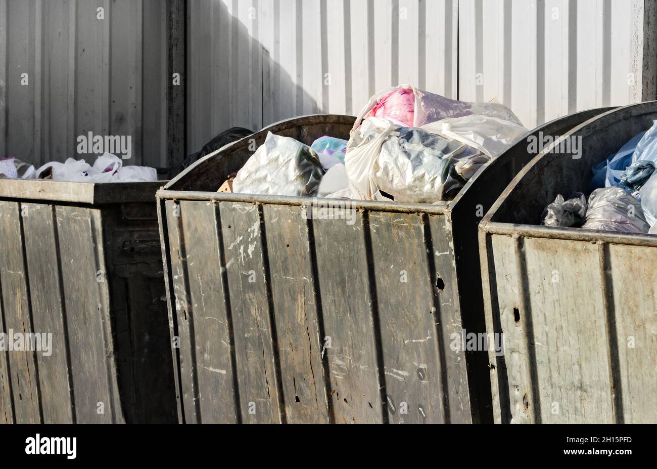 Foto di bidoni di rifiuti in metallo usati e usurati con garbade Foto stock  - Alamy