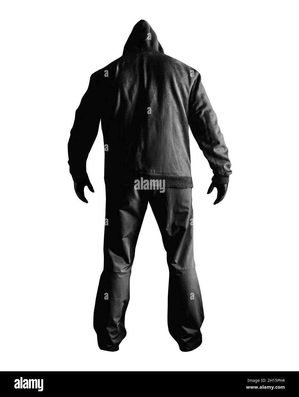 Foto isolata di spaventoso horror sconosciuto stalker uomo in cappuccio nero e abbigliamento in piedi vista posteriore su sfondo bianco. Foto Stock