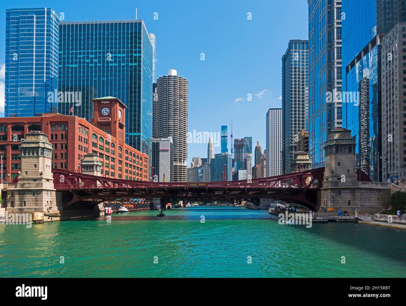 LaSalle Street Bridge attraversa il gambo principale del fiume Chicago. Grattacieli Foto Stock