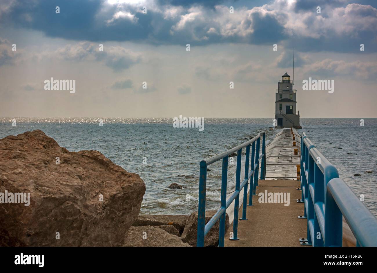 Breakwater e faro in una giornata di tempesta, Manitowoc, Winsecolo Foto Stock