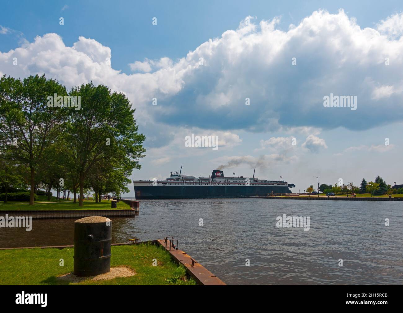 SS Badger, storico traghetto a carbone sul lago Michigan che arriva a Manitowoc, Wisconsin Foto Stock