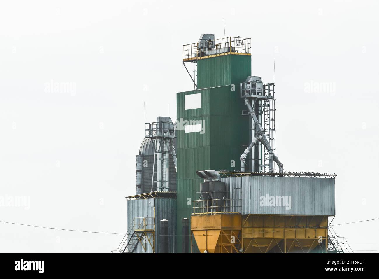 Produzione silo torre agricola fattoria industriale di grano alimentare produzione di piante. Foto Stock