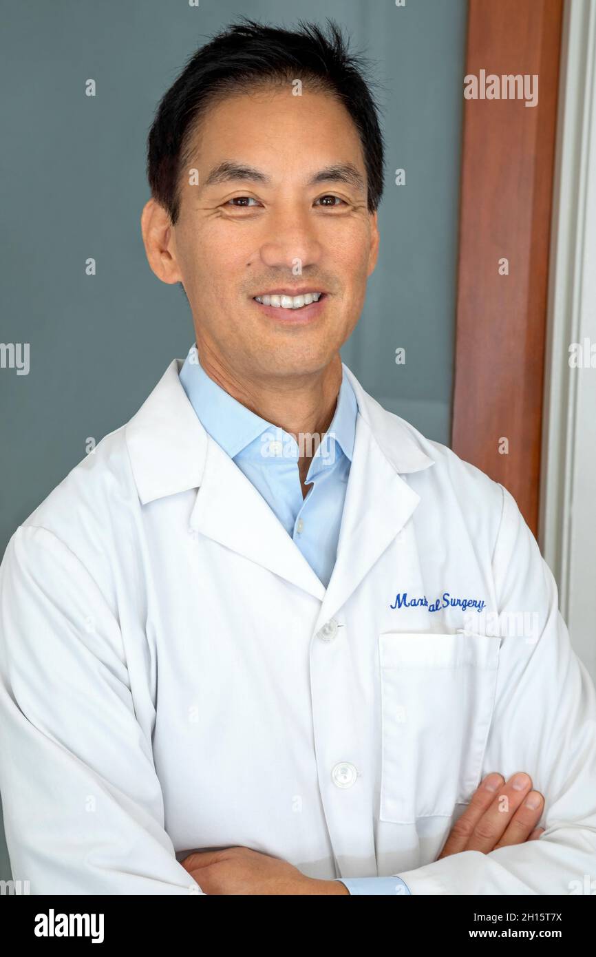Medico maschile asiatico nel suo ufficio Foto Stock
