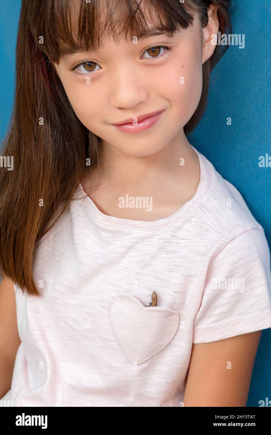 Ragazza di nove anni con una lucertola nella tasca della maglietta Foto Stock