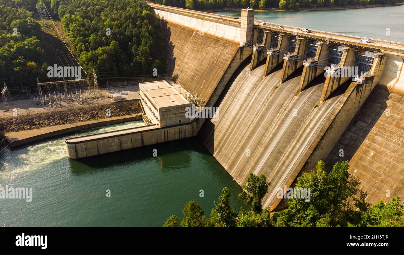 Greers Ferry Dam energia elettrica in un soleggiato pomeriggio estivo nel 2021 vicino a Heber Springs, AR. Foto Stock