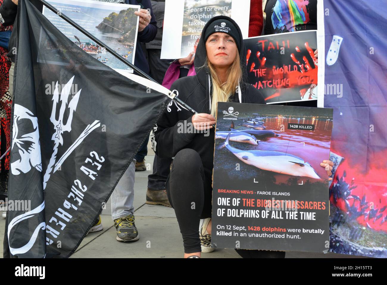 Londra, Regno Unito. 16 ottobre 2021. Durante la manifestazione un manifestante tiene un cartello e una bandiera. Gli attivisti per i diritti degli animali si sono riuniti a Trafalgar Square e hanno marciato attraverso il centro di Londra per opporsi alla macellazione di delfini e balene nelle Isole Faroe e in Giappone. (Foto di Thomas Krych/SOPA Images/Sipa USA) Credit: Sipa USA/Alamy Live News Foto Stock