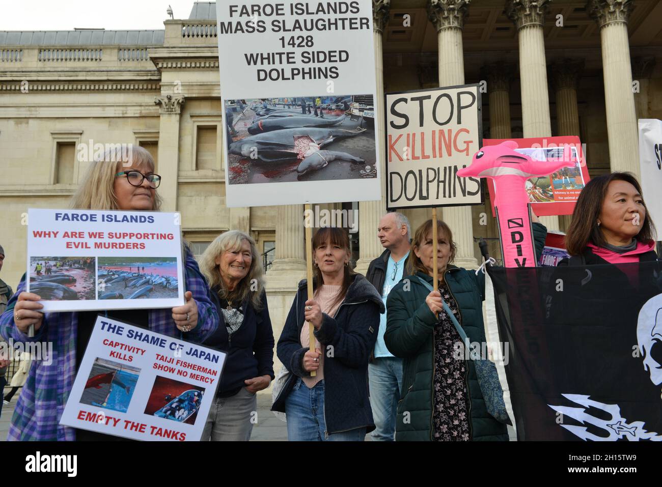 Londra, Regno Unito. 16 ottobre 2021. I manifestanti tengono cartelloni durante la dimostrazione.gli attivisti per i diritti degli animali si sono riuniti a Trafalgar Square e hanno marciato attraverso il centro di Londra per opporsi alla macellazione di delfini e balene nelle Isole Faroe e in Giappone. (Foto di Thomas Krych/SOPA Images/Sipa USA) Credit: Sipa USA/Alamy Live News Foto Stock